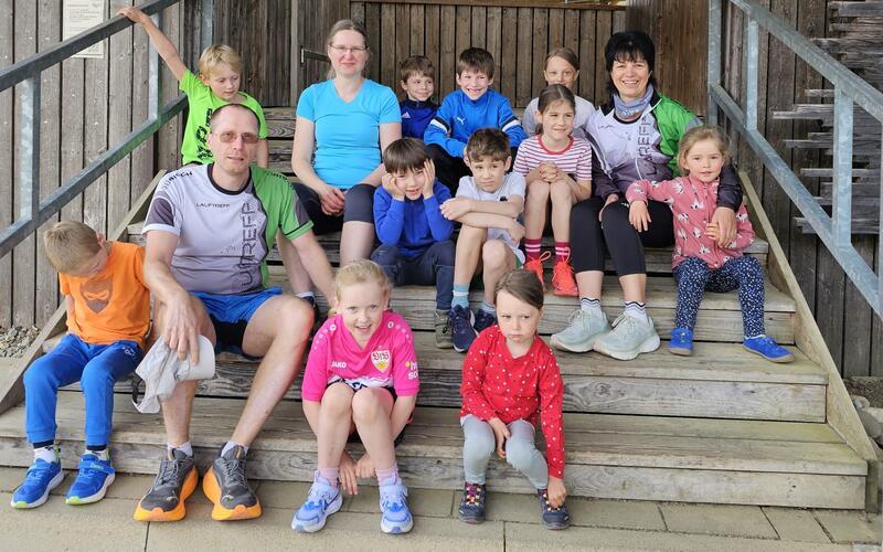 Henri Noack (vorne sitzend) hat seine Gäu-Wiesel-Laufgruppe beim Schnupperlauf auf die Premiere vorbereitet. GB-Foto: gb