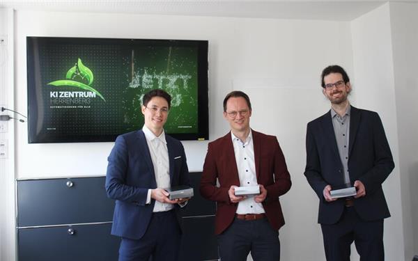 Henry Göttler (von links), Nico Reith und Florian Klaus halten Exemplare der spezialisierten Mini-Server in den Händen, auf denen die KI-Software für Herrenberger Betriebe und Unternehmen läuft. GB-Foto: Schnurr