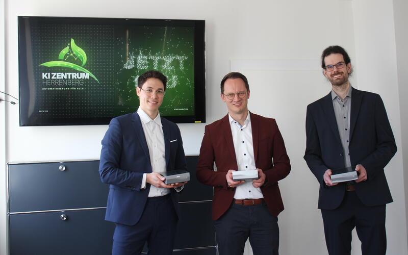 Henry Göttler (von links), Nico Reith und Florian Klaus halten Exemplare der spezialisierten Mini-Server in den Händen, auf denen die KI-Software für Herrenberger Betriebe und Unternehmen läuft. GB-Foto: Schnurr