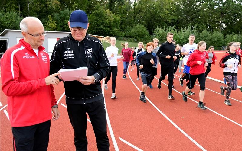 „Nach der langen Zeit müssen die Kinder laufen“ Herbert Abt (links) und Andreas Surbeck dürfen wieder mit ihren Athleten trainieren GB-Foto: Holom
