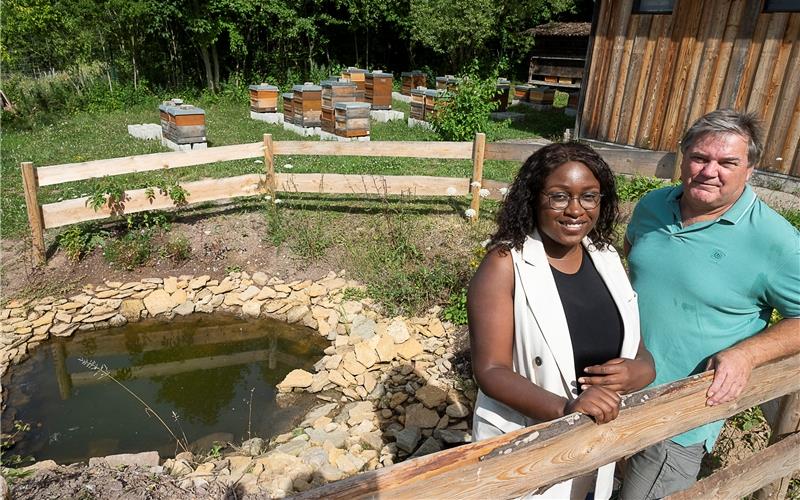 Herbert Czernotzky und Annette Kialunda im Wildbienengarten. GB-Foto: Schmidt