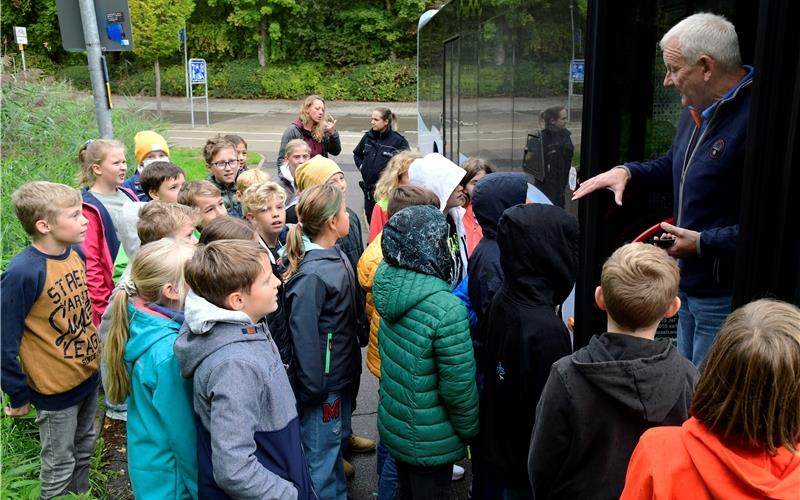 Herbert Däuble übt mit Schülern des Herrenberger Schulzentrums Markweg Busfahren. GB-Foto: Holom