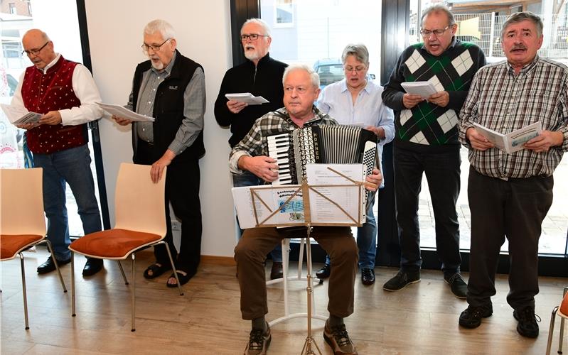 Gemeinsames Singen ist „etwas fürs Herz“ Herbert Häcker (mit Akkordeon) und seine Sänger musizierenGB-Foto: Holom