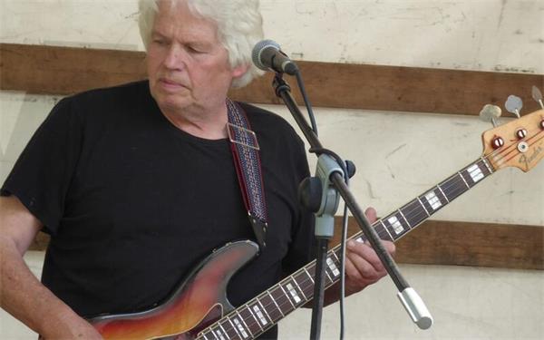 Herbert Renz am Bass bei einem Konzert im Heahrhäusle (vor 2018). GB-Foto: Bausch