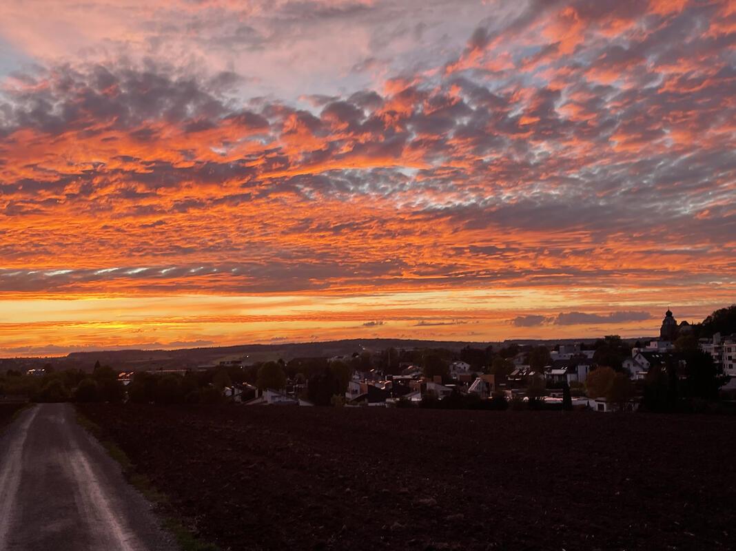 Herbstliche Abendstimmung.  Von Erich Fischer aus Herrenberg.