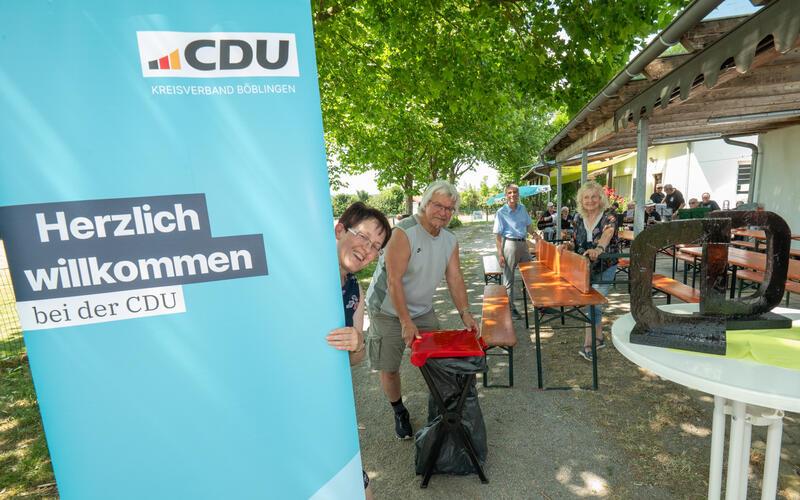 Hereinspaziert: Die Parteimitglieder begrüßten rund 20 Besucher zu der Jubiläumsfeier am Kleintierzüchtervereinsheim. GB-Foto: Vecsey