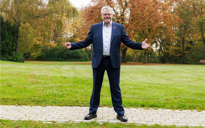 Heribert Herbrich legt im Heiligabend-Gottesdienst in der evangelischen St.-Veit-Kirche den Dirigentenstab des Gärtringer Musikvereins nieder. GB-Fotos: gb
