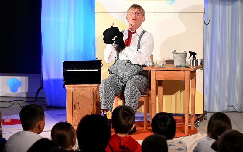„Herr Sturm und sein Wurm“ wurde in Gärtringen von Stefan Becker für die Kinder in der Villa Schwalbenhof aufgeführt. GB-Foto: Holom