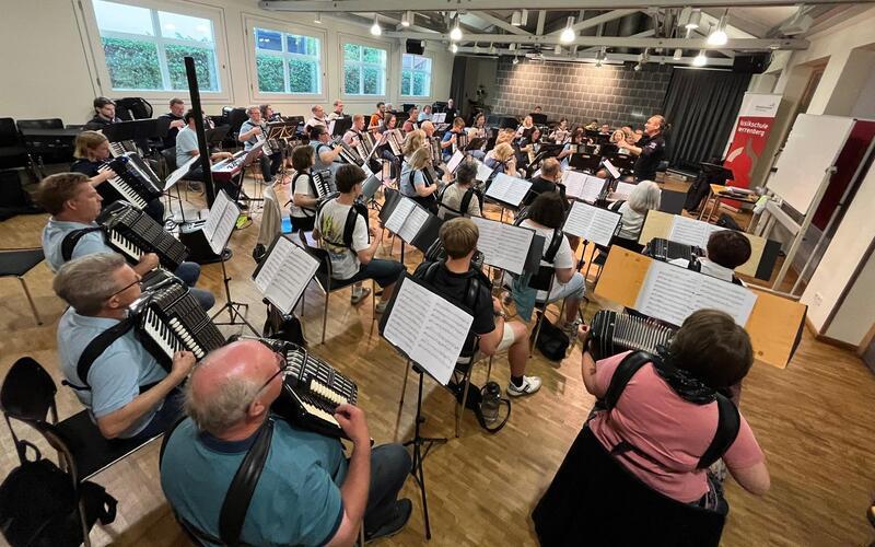 Herrenberg – 50 Jahre als Orchester: Seit einem halben Jahrhundert verbindet die Mitglieder des Akkordeonorchesters Herrenberg die gemeinsame Leidenschaft, das Akkordeon sowohl solistisch als auch in Ensembles oder im gesamten Orchester hervorzuheben. Im „Jahr des Akkordeons“ feiert das Akkordeonorchester Herrenberg sein 50-jähriges Jubiläum. Anlässlich dieses Ereignisses begannen vor ungefähr einem Jahr die Planungen für das Jubiläumskonzert am kommenden Samstag, 20. Juni, ab 18.30 Uhr in der Stadthalle in Herrenberg. Ein fast amüsanter Zufall, dass das 50-jährige Jubiläum des Akkordeonorchesters Herrenberg ausgerechnet in das „Jahr des Akkordeons“ fällt. Ein Instrument, das lange Zeit in vielen Bereichen zwar präsent war, aber nur selten Aufmerksamkeit erhielt. Noch ein Grund mehr, musikalisch richtig aufzulegen: Insgesamt vier Orchester werden am Samstag gemeinsam auf der Bühne sitzen und den Zuschauerraum mit Klängen von Metallica, Queen und ABBA füllen. Neben dem Akkordeonorchester Remmingsheim, dem Harmonika-Club Mössingen und dem Harmonika-Club Renningen gesellen sich ehemalige Spieler des Akkordeonorchesters Herrenberg zu diesem musikalischen Ereignis. Und damit noch nicht genug: Gesanglich wird das Konzert durch ChorArt Herrenberg und den Gesangverein FrohSing Oberjesingen unterstützt. Diese musikalische Kooperation fand bereits während des Partnerschaftskonzerts mit dem Accordéon Club aus Amplepuis-Tarare im Mai großen Zuspruch. Natürlich wird auch der Nachwuchs des Akkordeonorchesters Herrenberg im Rahmen des Jubiläumskonzertes sein musikalisches Können präsentieren. Das Konzert endet rechtzeitig vor dem deutschen WM-Spiel. gb/GB-Foto