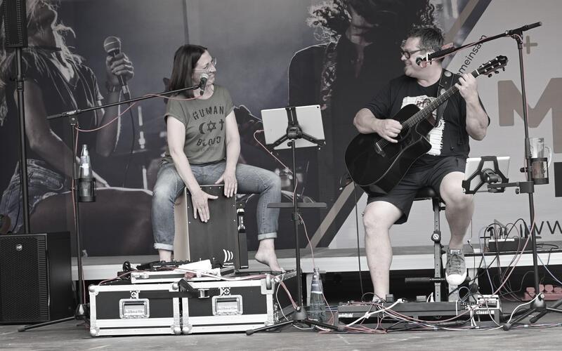 Herrenberg – Akustik-Cover tischt das Duo „Kleines Besteck“ bei gutem Wetter am Samstag, 6. Juni, um 19 Uhr vor dem Eiscafé La Piazza, Marktplatz 2, in Herrenberg auf. Mit ausdrucksvollen, harmonischen Stimmen, Gitarre und Cajon verbreiten Karin Margenfeld und Ralph Gräther mit ihrer Songauswahl gute Laune. Eine Reservierung ist unter (0 70 32) 33 02 07 möglich. gb/GB-Foto