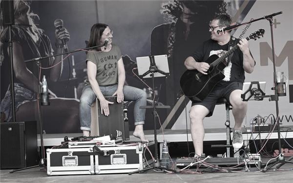 Herrenberg – Akustik-Cover tischt das Duo „Kleines Besteck“ bei gutem Wetter am Samstag, 6. Juni, um 19 Uhr vor dem Eiscafé La Piazza, Marktplatz 2, in Herrenberg auf. Mit ausdrucksvollen, harmonischen Stimmen, Gitarre und Cajon verbreiten Karin Margenfeld und Ralph Gräther mit ihrer Songauswahl gute Laune. Eine Reservierung ist unter (0 70 32) 33 02 07 möglich. gb/GB-Foto