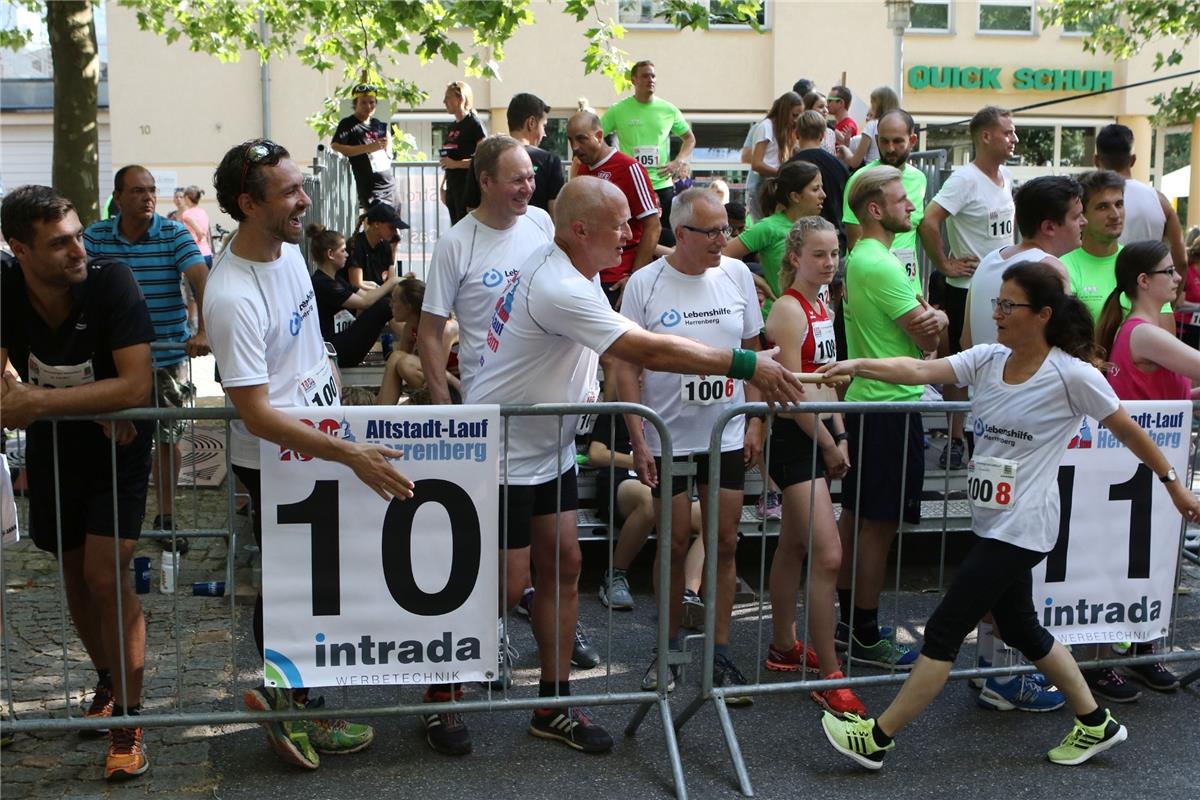 Herrenberg Altstadtlauf 2017 hier Promi Team hier übergibt Marianne Aicher den S...