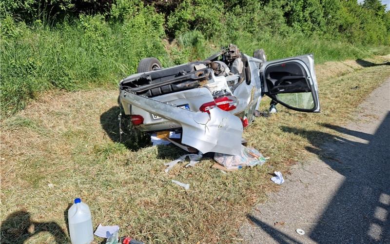 Herrenberg  – Am Samstag gegen 8.35 Uhr kam es auf der A81 bei Herrenberg zu einem schweren Autounfall. Wie die Polizei berichtet, befuhr eine Mercedesfahrerin aus dem Landkreis Konstanz die Autobahn in Fahrtrichtung Singen. Aus bislang ungeklaerter Ursache kam die Autofahrerin mit dem Fahrzeug von der Fahrbahn ab, der Mercedes überschlug sich mehrfach. Die Fahrerin wurde leicht verletzt. Der Mercedes musste abgeschleppt werden. Der Verkehr wurde an der Unfallstelle vorbei geleitet. -pb/GB-Foto: SDMG/Dettenmeyer