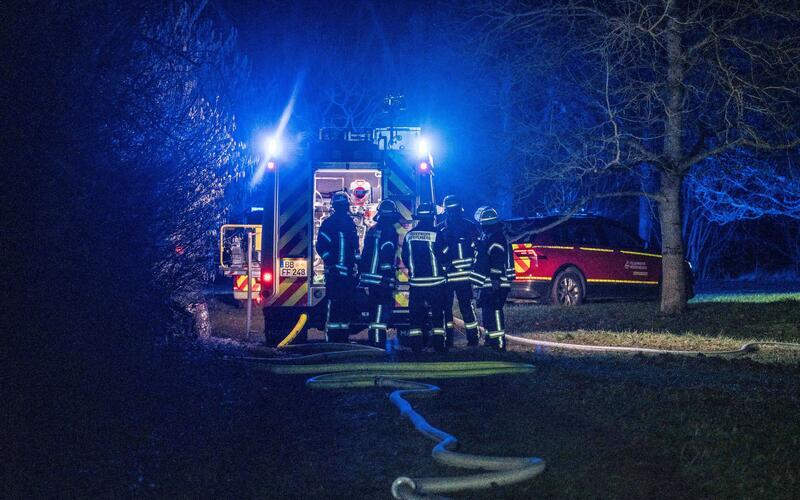 Herrenberg – Am Samstagabend ist es zwischen Herrenberg und Gäufelden im Bereich des Ackermannkreisverkehrs zu einem Brand gekommen. Auf einer angrenzenden Wiese geriet aus bislang ungeklärter Ursache eine Gartenhütte in Flammen. Wie die Feuerwehr mitteilte, stand die Hütte beim Eintreffen der Einsatzkräfte bereits in Vollbrand. Trotz des schnellen Eingreifens konnte ein vollständiges Abbrennen des Gebäudes nicht verhindert werden. Die Gartenhütte wurde komplett zerstört. Verletzt wurde bei dem Brand niemand. Angaben zur Höhe des entstandenen Sachschadens liegen derzeit noch nicht vor. Die Polizei hat die Ermittlungen zur Brandursache aufgenommen.GB-Foto: SDMG/Schulz
