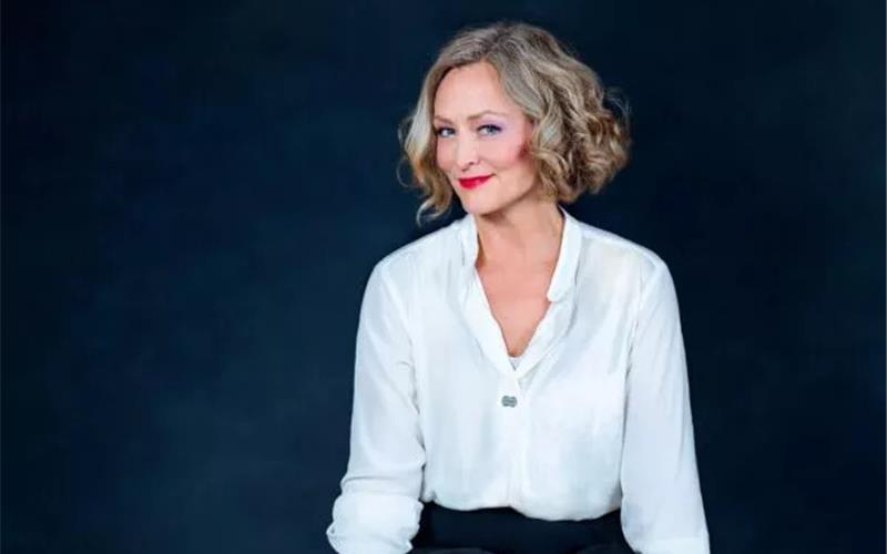 Herrenberg – Anne Folger macht Klavierkabarett mit klarer Kulisse tiefgründigem, wortgewandtem Humor und tiefgehender Musik. Ihr Motto: Egal wo das Leben stattfindet, es will gespielt werden. Ihre Lebensfreude setzt dort an, wo sich schlechte Laune am wohlsten fühlt und von der trennt sie sich konsequent. Egal ob Idiotentest, Singlebörsenfrust oder Hotelzimmerfiasko – irgendwo hat sich immer eine Pointe versteckt und die rettet sie immer. Die Entertainerin tritt mit ihrem Programm „Spielversprechend“, am Mittwoch, 21. Januar, um 20 Uhr im Herrenberger Mauerwerk auf. gb/GB-Foto: Ellen Schmauss