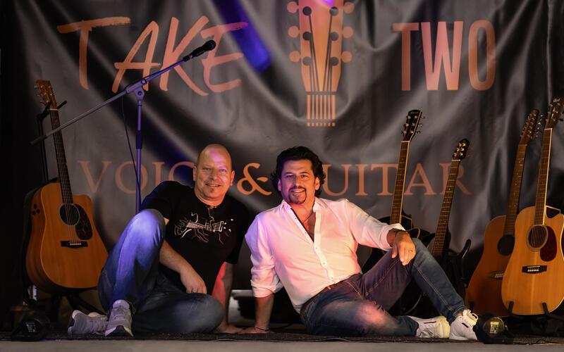 Herrenberg – Bühne frei heißt es am morgigen Freitag, 2. Oktober, um 19 Uhr im Eiscafé La Piazza am Herrenberger Marktplatz für „Take Two“. Alfonso Gerardi und Andreas Stets präsentieren bekannte Hits aus den vergangenen 40 Jahren in ganz eigenen Akustikrock-Arrangements. Von Dire Straits und David Bowie über Depeche Mode und Iggy Pop bis hin zu Volbeat und Iron Maiden ist für musikalische Abwechslung gesorgt. Die Besucherinnen und Besucher erwartet ein Abend mit bekannten Songs, überraschenden Interpretationen und viel Spielfreude. - gb -