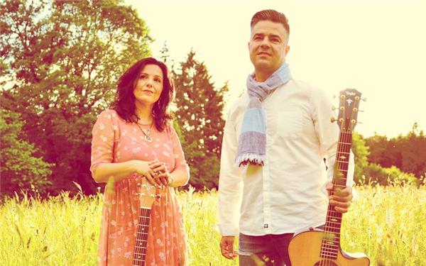 Herrenberg – Das Duo „Dos Mundos“ tritt am Samstag, 2. Mai, um 19 Uhr im Herrenberger Eiscafé La Piazza auf. Die Spezialität der Musiker: mediterrane Lieder voller Gefühl und Leidenschaft. Mit einer Mischung aus spanischen und lateinamerikanischen Liedern, eigenen Songs sowie gefühlvollen Balladen und temperamentvollen Rhythmen verzaubern Melanie Munoz und Paddy Brohammer ihr Publikum. gb/GB-Foto: Tobi Manz