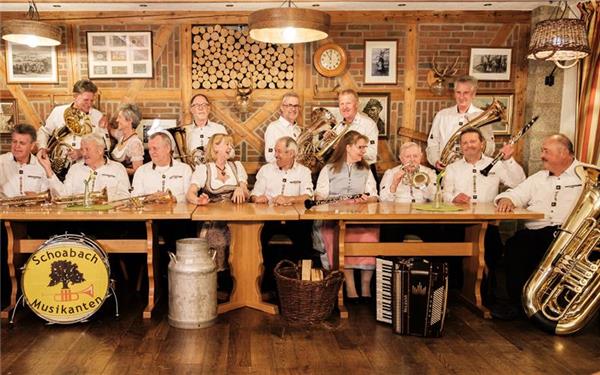 Herrenberg – Das Winterdorf des Herrenberger Naturfreundehauses geht in die finale Runde – doch noch bis einschließlich dem Feiertag Heilige Drei Könige gibt es Programm: Am Dienstag, 6. Januar, 11.30 Uhr ist Zeit für einen Frühschoppen mit den „Schoabach Musikanten“, die sich im Jahr 2001 zusammenfanden. Die „Schoabach Musikanten“ sind Musiker aus dem Naturpark Schönbuch und Umgebung, die für die Blasmusik leben. Unter der Leitung von Bernhard Weber spielen die „Schoabach Musikanten“ die legendäre Egerländer und böhmische Blasmusik. gb/GB-Foto: Tristan Lickes