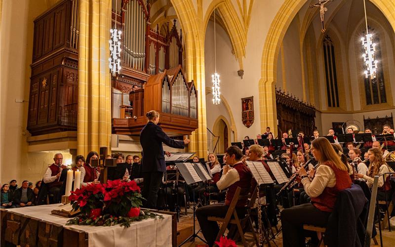 Herrenberg – Der Musikverein Stadtkapelle Herrenberg lädt am zweiten Adventssonntag zu einem außergewöhnlichen Konzertabend in die Herrenberger Stiftskirche ein. Unter dem Titel „Maestra!“ präsentiert das über 70 Personen umfassende Orchester ein musikalisches Konzept, das in dieser Form selten auf den Programmen sinfonischer Blasorchester zu finden ist: Gespielt werden ausschließlich Werke von Komponistinnen. Damit rückt die Stadtkapelle bewusst jene Künstlerinnen ins Rampenlicht, die in der klassischen Musikgeschichte wie auch im Bereich der Blasmusik traditionell weniger Beachtung erfahren. Ein besonders persönlicher Moment erwartet das Publikum mit der Aufführung des Werks „Glory of the Villagers“ der jungen Komponistin Melissa Flettner. Die 19-jährige Hornistin ist selbst Mitglied der Stadtkapelle und steuert mit ihrem Stück eine moderne Komposition zum Abend bei. Für sie ist das Konzert eine Gelegenheit, ihre eigene musikalische Sprache vor durchaus vertrauter Kulisse zu präsentieren, denn das „Konzert im Advent“ in der Stiftskirche hat bereits eine langjährige Tradition im Konzertkalender der Stadtkapelle Herrenberg. Begleitet wird der Konzertabend von einem Informationsprogramm des Bezirksarbeitskreises Frauen im evangelischen Kirchenbezirk Herrenberg. Im Foyer der Stiftskirche erhalten Besucherinnen und Besucher Einblicke in die Arbeit der Gruppe, die sich für Gleichstellung und Frauenförderung engagiert. Das „Konzert im Advent“ am Sonntag, 7. Dezember, beginnt um 18 Uhr. gb/GB-Foto: Helmut Däuble