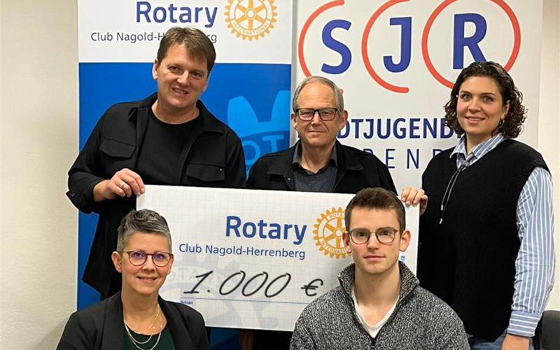 Herrenberg – Der Rotary Club Herrenberg unterstützt den Stadtjugendring Herrenberg mit einer Spende von 1000 Euro. Die Mittel wurden für die dringend notwendige Erneuerung der IT-Infrastruktur eingesetzt. Mit dem Betrag konnte ein kompletter Arbeitsplatz nahezu vollständig neu ausgestattet werden. Stefanie Hiesel, Leiterin des Stadtjugendrings Herrenberg, betont die Bedeutung dieser Hilfe: „Die Kommune trägt sämtliche Kosten für Personal, Räume und den Geschäftsbetrieb. In diesen herausfordernden Zeiten sind die Mittel für weitere Aufgaben jedoch begrenzt. Die Unterstützung kommt genau zum richtigen Zeitpunkt.“ Die Übergabe erfolgte durch Präsident Jonathan Withlock, der betonte: „Rotary unterstützt sehr gerne Projekte in der Region, besonders im Bereich der Jugendarbeit.“ Der Stadtjugendring Herrenberg engagiert sich für Beteiligung, Förderung und Stärkung junger Menschen in der Region. Zahlreiche Projekte, Beratungsangebote und offene Formate schaffen Räume für Austausch und Orientierung. gb/GB-Foto: gb