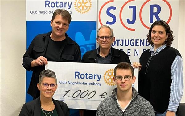 Herrenberg – Der Rotary Club Herrenberg unterstützt den Stadtjugendring Herrenberg mit einer Spende von 1000 Euro. Die Mittel wurden für die dringend notwendige Erneuerung der IT-Infrastruktur eingesetzt. Mit dem Betrag konnte ein kompletter Arbeitsplatz nahezu vollständig neu ausgestattet werden. Stefanie Hiesel, Leiterin des Stadtjugendrings Herrenberg, betont die Bedeutung dieser Hilfe: „Die Kommune trägt sämtliche Kosten für Personal, Räume und den Geschäftsbetrieb. In diesen herausfordernden Zeiten sind die Mittel für weitere Aufgaben jedoch begrenzt. Die Unterstützung kommt genau zum richtigen Zeitpunkt.“ Die Übergabe erfolgte durch Präsident Jonathan Withlock, der betonte: „Rotary unterstützt sehr gerne Projekte in der Region, besonders im Bereich der Jugendarbeit.“ Der Stadtjugendring Herrenberg engagiert sich für Beteiligung, Förderung und Stärkung junger Menschen in der Region. Zahlreiche Projekte, Beratungsangebote und offene Formate schaffen Räume für Austausch und Orientierung. gb/GB-Foto: gb