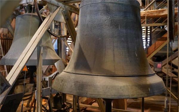 Herrenberg – Der Verein zur Erhaltung der Stiftskirche Herrenberg lädt zu einem mit Glocken- und Orgelmusik umrahmten Festvortrag von Prof. Dr. Michael G. Kaufmann zum Thema „Das immaterielle Kulturerbe Glockenguss und Glockenmusik in die Stiftskirche Herrenberg“ ein. Die Veranstaltung am Freitag, 17. April, wird um 18.30 Uhr mit einem kurzen Glockenkonzert vor der Stiftskirche eröffnet, bevor um 19 Uhr die eigentliche Veranstaltung mit Grußworten, Festvortrag und einer Kombination aus Glocken- und Orgelmusik in der Kirche beginnt. Diese geht gegen 20 Uhr in einen ungezwungenen Stehempfang über, bei dem sich eine gute Gelegenheit bietet, miteinander ins Gespräch zu kommen und sich auch über das derzeit aus Brandschutzgründen geschlossene Glockenmuseum Stiftskirche Herrenberg zu informieren. Prof. Kaufmann koordinierte die im März 2025 erfolgte Aufnahme des „Immateriellen Kulturerbes Glockenguss und Glockenmusik“ in die Kulturerbe-Liste Deutschlands. Es wird angestrebt, diese Traditionen in naher Zukunft auch von der Unesco als „Immaterielles Kulturerbe der Menschheit“ anerkennen zu lassen. gb/GB-Foto