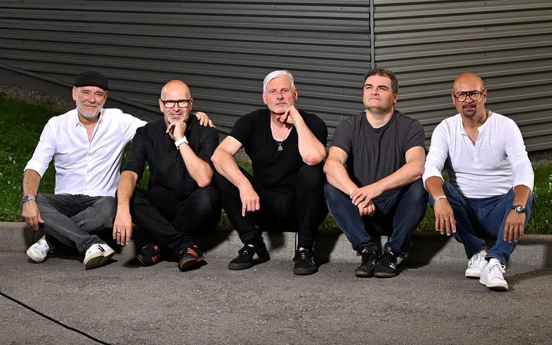 Herrenberg – Die Band „Diet Dope“ spielt am Freitag, 12. Dezember im Winterdorf des Herrenberger Naturfreundehauses. Beginn ist um 18 Uhr. Vier Jahrzehnte Rock- und Popgeschichte – in veränderter Besetzung – bietet die Partyband „Diet Dope“. Mit Titeln von Bruno Mars, Bon Jovi, The Police, Juanes, Tim Bendzko, Backstreet Boys, Prince, Harry Styles, Robbie Williams, AC/DC, Peter Gabriel, den Ärzten und zahlreichen weiteren Ikonen, serviert die Formation einen Mix, der die Ohren verwöhnt, aber mit viel Groove eindeutig auch aufs Tanzbein zielt. gb/GB-Foto