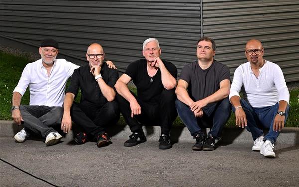 Herrenberg – Die Band „Diet Dope“ spielt am Freitag, 12. Dezember im Winterdorf des Herrenberger Naturfreundehauses. Beginn ist um 18 Uhr. Vier Jahrzehnte Rock- und Popgeschichte – in veränderter Besetzung – bietet die Partyband „Diet Dope“. Mit Titeln von Bruno Mars, Bon Jovi, The Police, Juanes, Tim Bendzko, Backstreet Boys, Prince, Harry Styles, Robbie Williams, AC/DC, Peter Gabriel, den Ärzten und zahlreichen weiteren Ikonen, serviert die Formation einen Mix, der die Ohren verwöhnt, aber mit viel Groove eindeutig auch aufs Tanzbein zielt. gb/GB-Foto