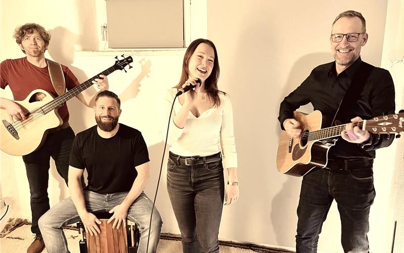 Herrenberg – Die Band „Happy Street“ trifft man auf den Straßen von Tübingen, Reutlingen und Umgebung an, das Quartett schätzt die direkte Reaktion der Zuhörer auf die interpretierten Stücke aus Pop, Rock, Folk, Funk und R&B. Im Vordergrund ihrer Arrangements stehen Groove, Temperament und Leidenschaft. Nicht auf der Straße, sondern im Biergarten des Naturfreundehauses in Herrenberg trifft man „Happy Street“ am Freitag, 27. Juni, um 18 Uhr. gb/GB-Fotos