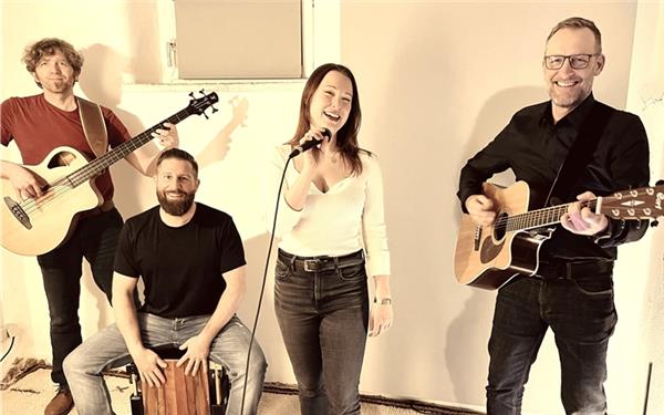 Herrenberg – Die Band „Happy Street“ trifft man auf den Straßen von Tübingen, Reutlingen und Umgebung an, das Quartett schätzt die direkte Reaktion der Zuhörer auf die interpretierten Stücke aus Pop, Rock, Folk, Funk und R&B. Im Vordergrund ihrer Arrangements stehen Groove, Temperament und Leidenschaft. Nicht auf der Straße, sondern im Biergarten des Naturfreundehauses in Herrenberg trifft man „Happy Street“ am Freitag, 27. Juni, um 18 Uhr. gb/GB-Fotos