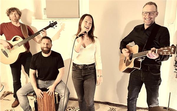 Herrenberg – Die Band „Happy Street“ trifft man auf den Straßen von Tübingen, Reutlingen und Umgebung an, das Quartett schätzt die direkte Reaktion der Zuhörer auf die interpretierten Stücke aus Pop, Rock, Folk, Funk und R&B. Im Vordergrund ihrer Arrangements stehen Groove, Temperament und Leidenschaft. Nicht auf der Straße, sondern im Biergarten des Naturfreundehauses in Herrenberg trifft man „Happy Street“ am Freitag, 27. Juni, um 18 Uhr. gb/GB-Fotos