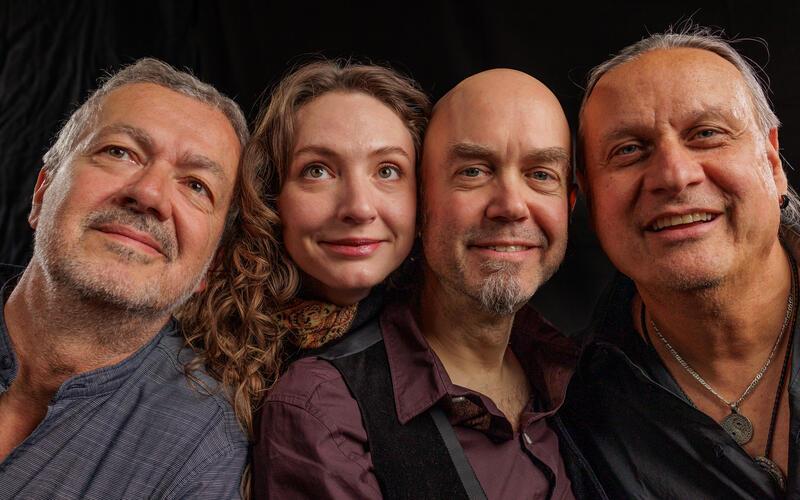 Herrenberg – Die Band „Huge“ kommt mit ihrem Programm „Love Unlimited“ nach Herrenberg. Das schwäbisch-badische Quartett spielt am Samstag, 4. April, um 19 Uhr im Eiscafé La Piazza. Die Liebe ist in der Musik Quelle und Inspiration für viele der schönsten Songs der Pop- und Rockgeschichte. Das Quartett bietet eine breite Palette an bekannten und weniger bekannten Lovesongs. Und natürlich gibt es Eigenkompositionen zum Thema Liebe. Der akustische Sound und die Stimme von Caro Saia sind das Markenzeichen von „Huge“. Charmante Moderationen gibt‘s auch. gb/GB-Foto: Muberks