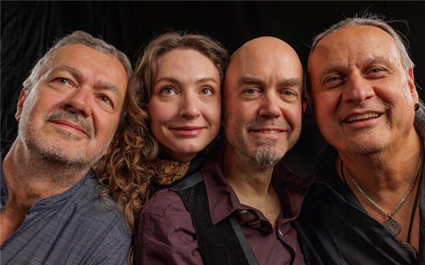 Herrenberg – Die Band „Huge“ kommt mit ihrem Programm „Love Unlimited“ nach Herrenberg. Das schwäbisch-badische Quartett spielt am Samstag, 4. April, um 19 Uhr im Eiscafé La Piazza. Die Liebe ist in der Musik Quelle und Inspiration für viele der schönsten Songs der Pop- und Rockgeschichte. Das Quartett bietet eine breite Palette an bekannten und weniger bekannten Lovesongs. Und natürlich gibt es Eigenkompositionen zum Thema Liebe. Der akustische Sound und die Stimme von Caro Saia sind das Markenzeichen von „Huge“. Charmante Moderationen gibt‘s auch. gb/GB-Foto: Muberks