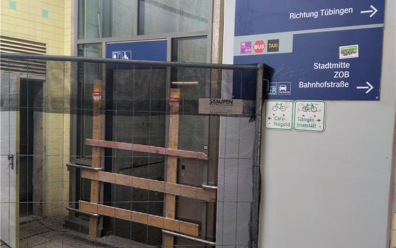 Herrenberg – Die Deutsche Bahn (DB) tauscht am Bahnhof Herrenberg die Aufzüge aus, wie das Unternehmen mitteilt. Fahrgäste sollen künftig von mehr Komfort und einem verlässlicheren Betrieb der Anlagen profitieren. Die Arbeiten haben am Donnerstag begonnen und sollen bis Mitte Oktober abgeschlossen sein. Insgesamt investieren Bahn und Bund dafür rund 600000 Euro. Während der Arbeiten stehen die Aufzüge nicht zur Verfügung. Die DB bittet um Verständnis und empfiehlt mobilitätseingeschränkten Reisenden, sich bei der DB-Mobilitätsservice-Zentrale zu melden. Die Kollegen dort helfen auch bei der Planung einer alternativen Route. Die Mobilitätszentrale ist zu erreichen unter der Telefonnummer (030) 65212888 oder per Mail an msz@deutschebahn.com gb/GB-Foto: gb