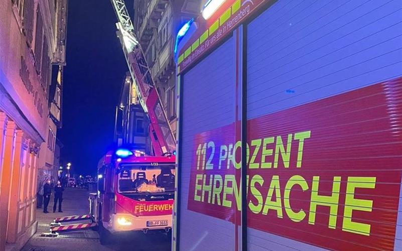 Feuerwehr findet keinen Rauch Herrenberg – Die Feuerwehr Herrenberg wurde am Donnerstagabend zu einer Rauchentwicklung in einem Mehrfamilienhaus im Bereich der Stuttgarter Straße alarmiert. Im Gebäude konnten die ehrenamtlichen Kräfte jedoch keinen Rauch feststellen. Ein Trupp machte sich mit einer Wärmebildkamera vergeblich auf die Suche. Die Drehleiter war zur Kontrolle und zum Ausleuchten der Einsatzstelle in Stellung gebracht worden. Die Ursache des vermeintlichen Rauches blieb der Feuerwehr nach eigenen Angaben unbekannt. Sie war mit sieben Fahrzeugen und 22 Einsatzkräften vor Ort. Da die Alarmierung zu einem Mehrfamilienhaus erfolgt war, waren auch neun Fahrzeuge und 17 Einsatzkräfte des Rettungsdienstes Deutsches Rotes Kreuz Kreisverband Böblingen und DRK Herrenberg sowie die Polizei präsent. gb/GB-Foto: Feuerwehr