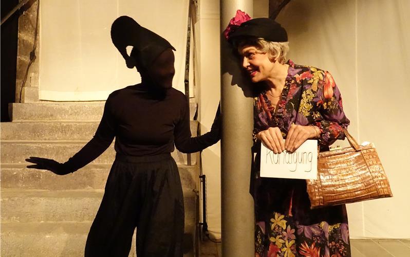 Herrenberg – Die Herrenberger Bühne spielt Ophelias Schattentheater. Es ist ein surreal-lyrisches Schau- und Schattenspiel für Kinder und Erwachsene in der poetischen Sprache von Michael Ende, verwoben mit humorvollen Einblicken in die Welt des Theaters. Und es ist eine zauberhafte, ergreifende Geschichte über das Fräulein Ophelia und ihren zugelaufenen Schatten. Es spielen: Lisa Jung und Sabine Bethge (auch Regie). Das Stück ist im Theater im Forum der VHS Herrenberg zu sehen, und zwar am Freitag, 7. November, 19 Uhr, am Samstag, 8. November, 19 Uhr sowie am Sonntag, 9. November, 18 Uhr. Weitere Vorstellungen gibt’s am 14., 15. und 16. November.