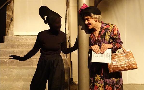 Herrenberg – Die Herrenberger Bühne spielt Ophelias Schattentheater. Es ist ein surreal-lyrisches Schau- und Schattenspiel für Kinder und Erwachsene in der poetischen Sprache von Michael Ende, verwoben mit humorvollen Einblicken in die Welt des Theaters. Und es ist eine zauberhafte, ergreifende Geschichte über das Fräulein Ophelia und ihren zugelaufenen Schatten. Es spielen: Lisa Jung und Sabine Bethge (auch Regie). Das Stück ist im Theater im Forum der VHS Herrenberg zu sehen, und zwar am Freitag, 7. November, 19 Uhr, am Samstag, 8. November, 19 Uhr sowie am Sonntag, 9. November, 18 Uhr. Weitere Vorstellungen gibt’s am 14., 15. und 16. November.