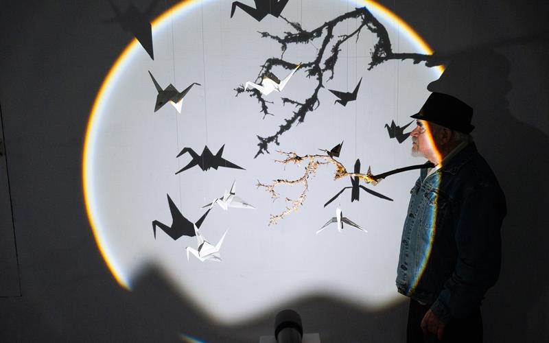 Herrenberg – Die Veranstaltung „Herrenberg leuchtet“ zog am Freitag etliche Besucher in die Stadt, die nicht nur die lange Einkaufsnacht zum Stadtbummel nutzten, sondern sich auch an beeindruckenden Licht-Installationen erfreuten, die sich über die ganze Innenstadt verteilten (der „Gäubote“ berichtet). Wenig verwunderlich ist da, dass auch die örtlichen Künstler sich die Gelegenheit nicht entgehen ließen, das Thema aufzugreifen und ihrerseits Werke aus Licht und Schatten zu schaffen, die die Blicke anzogen. Licht und Kunst faszinieren die Menschen, das ist dem örtlichen Kunstverein bewusst. Der präsentierte, wie bereits in der Einkaufsnacht 2024, in seinen Räumen im KunstWerk in der Tübinger Straße bezaubernde Installationen. Meist als Gemeinschaftswerke kreiert, gab es Schattenspiele in magischem Licht, konnten die farbigen Strahlen der Sonne durch das Rosettenfenster einer Kirche entdeckt werden, offenbarte sich ein Blick in die geheimnisvolle Welt des tiefen Meeres. Die Besucher strömten zahlreich herbei und verweilten vor einem Lichtspiel, das Astronauten im weiten, dunklen Weltall treiben ließ ebenso, wie vor einem voller Origami-Schwalben, die des Nachts dem leuchtenden Vollmond entgegenflatterten. -mfh-