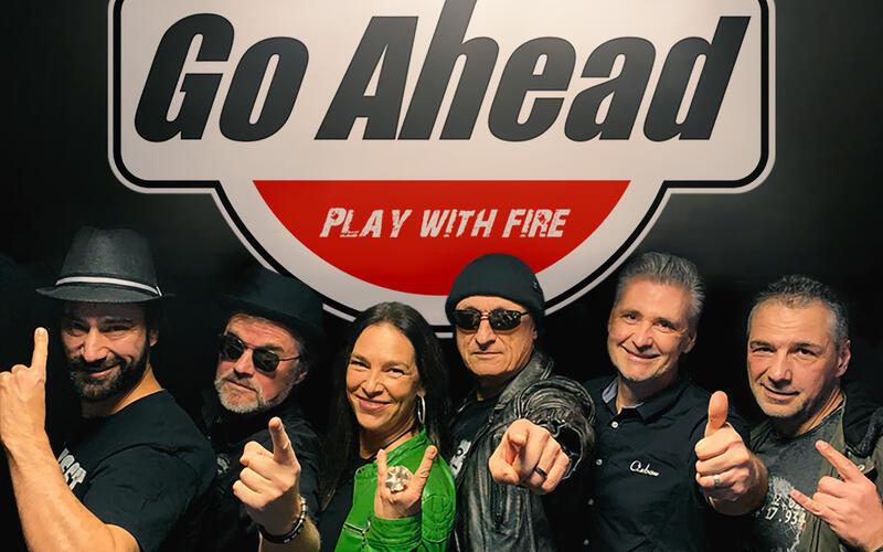 Herrenberg – Die sechsköpfige Rockband aus dem Raum Stuttgart „Go Ahead“ tritt am Freitag, 31. Juli, um 19 Uhr live im Biergarten des Herrenberger Naturfreundehauses auf. Seit über zehn Jahren liefert die Band energiegeladenen Rock ab, serviert eine Mischung aus bekannten, aber selten gecoverten Rock-Klassikern – mit eigener Note. Beispielsweise von Tina Turner, Héroes del Silencio, Joe Bonamassa, Deep Purple bis Metallica. -gb-