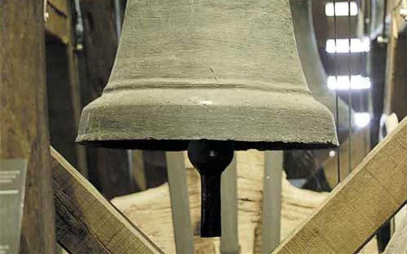 Herrenberg – Ein Glockenkonzert gibt’s am Samstag, 1. November, um 17 Uhr bei der Stiftskirche Herrenberg. Mit dem Thema „Entstehung und Entwicklung des liturgischen Läutens im christlichen Abendland“ zeichnet der Stuttgarter Glockensachverständige Dr. Klaus Hammer anhand von Einzelglocken und Geläuten die Traditionsentwicklung des liturgischen Läutens von der Zeit Karls des Großen bis zur Gegenwart nach. Das Konzert endet um 18 Uhr mit dem 20-stimmigen Plenum, das den Sonntag einläutet. Die Armsünderglocke in Herrenberg – sie ist auf dem Bild zu sehen – ist die älteste läutbare Glocke der Evangelischen Landeskirche in Württemberg und erklingt am Freitag- und Samstagabend kurz vor 18 Uhr zum Beginn beziehungsweise Ende des jüdischen Sabbats. Da das Museum derzeit aus Gründen des Brandschutzes geschlossen ist, finden die Erläuterungen des Konzertleiters im Kirchgarten neben der Kirche statt. Der Eintritt zum Konzert ist frei, doch wird für die anstehenden Brandschutzertüchtigungen zur Wiedereröffnung des Museums um eine Spende gebeten, so die Veranstalter. gb/GB-Foto