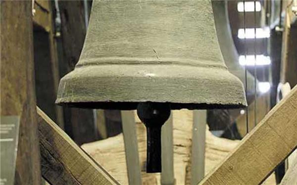 Herrenberg – Ein Glockenkonzert gibt’s am Samstag, 1. November, um 17 Uhr bei der Stiftskirche Herrenberg. Mit dem Thema „Entstehung und Entwicklung des liturgischen Läutens im christlichen Abendland“ zeichnet der Stuttgarter Glockensachverständige Dr. Klaus Hammer anhand von Einzelglocken und Geläuten die Traditionsentwicklung des liturgischen Läutens von der Zeit Karls des Großen bis zur Gegenwart nach. Das Konzert endet um 18 Uhr mit dem 20-stimmigen Plenum, das den Sonntag einläutet. Die Armsünderglocke in Herrenberg – sie ist auf dem Bild zu sehen – ist die älteste läutbare Glocke der Evangelischen Landeskirche in Württemberg und erklingt am Freitag- und Samstagabend kurz vor 18 Uhr zum Beginn beziehungsweise Ende des jüdischen Sabbats. Da das Museum derzeit aus Gründen des Brandschutzes geschlossen ist, finden die Erläuterungen des Konzertleiters im Kirchgarten neben der Kirche statt. Der Eintritt zum Konzert ist frei, doch wird für die anstehenden Brandschutzertüchtigungen zur Wiedereröffnung des Museums um eine Spende gebeten, so die Veranstalter. gb/GB-Foto
