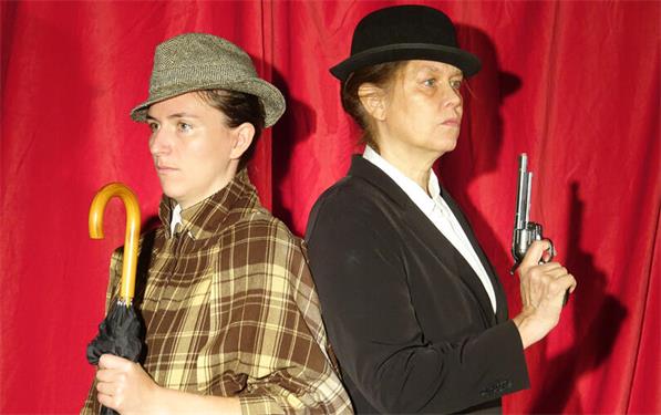 Herrenberg – Ein nebeliges London, ein exzentrischer Detektiv und zwei spannende Rätsel aus der Kriminalliteratur: Die Herrenberger Bühne lädt zu einem besonderen Theaterabend ins Forum der Volkshochschule (VHS) Herrenberg ein. Unter dem Titel „Sherlock Holmes ermittelt: Zwei Fälle aus der Baker Street“ erwachen die weltberühmten Geschichten von Sir Arthur Conan Doyle in einer dynamischen szenischen Lesung für zwei Stimmen zu neuem Leben. Auf dem Programm stehen zwei Meisterwerke des Genres, so der Veranstalter: „Der Bund der Rothaarigen“ und das düstere Mysterium „Das getupfte Band“. Das Besondere an dieser Produktion: Zwei Lesende teilen sich die Bühne und lassen die ikonische Detektivstube der Baker Street 221B in London lebendig werden. Im fliegenden Wechsel schlüpfen die Lesenden nicht nur in die Rollen des genialen Ermittlers Sherlock Holmes und seines treuen Begleiters Dr. Watson. Mit feinen schauspielerischen Nuancen, stimmlicher Wandlungsfähigkeit und präzisem Timing erwecken sie ein ganzes Ensemble aus skurrilen Klienten, verzweifelten Opfern und eiskalten Mördern vor dem inneren Auge des Publikums. Es spielen Johanna von Büchau und Sabine Bethge. Regie führt ebenfalls Sabine Bethge. Premiere ist am morgigen Freitag, 23. Oktober, um 20 Uhr. Weitere Aufführungen im Forum der VHS finden statt am Samstag, 24. Oktober, um 20 Uhr und am Sonntag, 25. Oktober, bereits um 18 Uhr. gb/GB-Foto