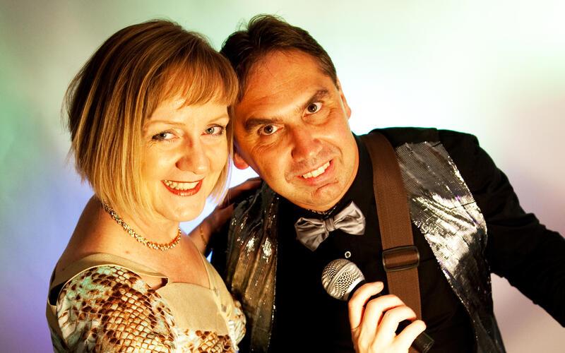 Herrenberg – Eine musikalische Zeitreise durch zehn Jahrzehnte erwartet die Besucherinnen und Besucher am Samstag, 22. August: Mit bekannten Melodien und einer Prise Nostalgie lädt „Valeris Music“ ab 18 Uhr am Herrenberger „StrandSommer“ zu einem Abend voller Musik und Erinnerungen ein. Die Reise führt quer durch verschiedene musikalische Welten – von Paris und Capri über Kufstein bis in die Hollywood Hills. Auf dem Programm stehen Schlager und Oldies ebenso wie Country und Pop-Rock. Dabei treffen legendäre Namen wie Zarah Leander und Vicky Leandros auf die Puhdys, Die Toten Hosen und Rea Garvey. Zwischendurch erfüllt „Valeris Music“ Musikwünsche. Aus einer vorbereiteten Wunschliste können die Gäste ihre persönlichen Favoriten auswählen und damit selbst bestimmen, welcher Song als Nächstes erklingt. gb/GB-Foto