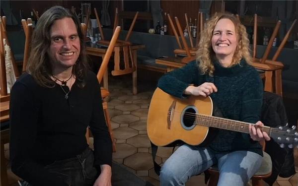 Herrenberg – „Hippie and the Boss“ treten am Freitag, 7. August, ab 19 Uhr live im Biergarten des Herrenberger Naturfreundehauses auf. Ob Kneipe, Sommerfest oder Wohnzimmerkonzert – das Duo bringt das Publikum zum Mitsingen, Mitwippen oder einfach zum Lächeln. gb/GB-Foto