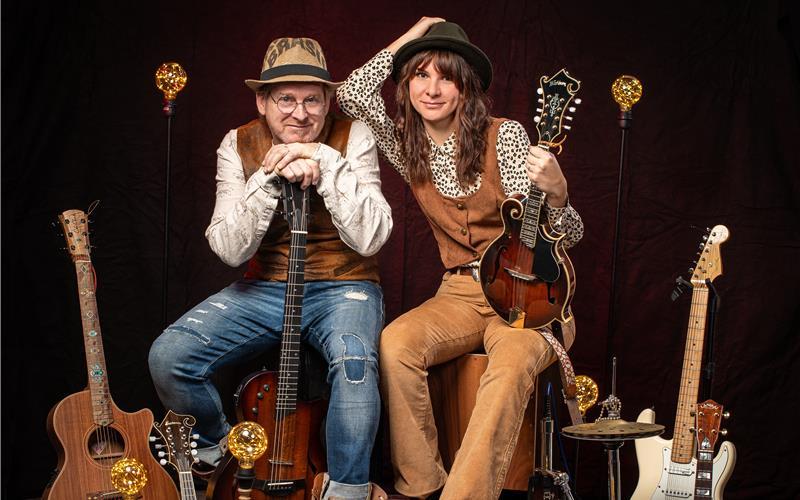 Herrenberg – Im Winterdorf des Naturfreundehauses tritt am Sonntag, 28. Dezemberg, um 17 Uhr „Die Birds Band“ auf. Tonie und Uwe, die zwei Musiker und Songwriter hinter „Die Birds Band“, machen schon lange gemeinsam Musik. Seit 2014 sind sie auf den Bühnen im Süden unterwegs. Im Gepäck haben sie eine Fülle an Instrumenten und Repertoire. Die unverwechselbare Harmonie und Präzision ihres mehrstimmigen Gesangs zeichnet die Birds besonders aus. Uwe ist der Gitarrenvirtuose des Duos und er versteht es, jedem Lied seinen eigenen besonderen Klang zu verleihen. Mit der E-Gitarre, der Akustikgitarre, der Mandoline und der Mundharmonika schmückt er jedes Lied ganz besonders aus. Tonie singt mit ihrer weichen Stimme die Lieder auf ihre ganz eigene Weise und begleitet sich mal auf der Gitarre, mal auf der Ukulele oder Mandoline. Sie sitzt auf einer selbst umgebauten Cajon, einer Kistentrommel, mit integriertem Fußpedal und sorgt so gleichzeitig mit Händen und Füßen für die rhythmische Basis des Duos. gb/GB-Foto