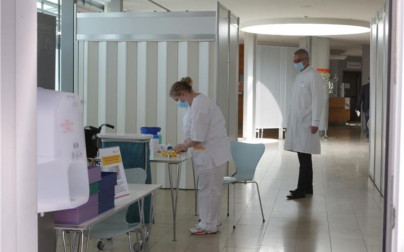 Herrenberg Krankenhaus Corona Virus Eigangsbereich Fiebermesskontrolle Hände waschen hier mit Michael Jugenheimer 24.4.2020 Bäuerle