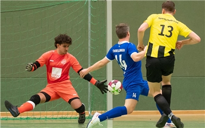Herrenberg, Längenholzhalle, Gäubote-Cup, Fußball-Hallenturnier,  SV Oberjesingen (blau) - SF Kayh (schwarz-gelb),  GB-Foto: Vecsey