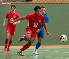 Herrenberg, Längenholzhalle, Gäubote-Cup, Fußball-Hallenturnier,  SG Altingen/Entringen (blau) - SV Nufringen (rot),  GB-Foto: Vecsey