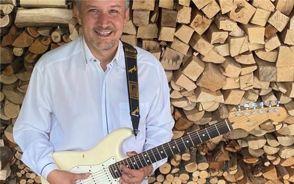 Herrenberg – Live im Biergarten des Herrenberger Naturfreundehauses tritt Lorant Magyar am Freitag, 29. August, ab 18 Uhr auf. Er ist seit über 25 Jahren Profimusiker, auf deutschen und europäischen Bühnen zu Hause und in vielen Musikrichtungen (Jazz, Pop, Rock und Soul) aktiv. Ein Multitalent an sämtlichen Griffbrettern, ob Gitarre oder Bass. Und wenn es sein muss auch am Keyboard. gb/GB-Foto