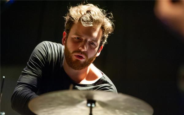 Herrenberg – Lucas Johnson, 31 Jahre alt, ist in der Jazzszene ein gefragter Musiker. Mit seinem 2018 veröffentlichten Debütalbum wurde er zum Kulturbotschafter des Jazzverbands Baden-Württemberg und vertrat das Land auf der internationalen Musikmesse JazzAhead in Bremen. Nun legt er mit seiner 2010 gegründeten Band „nju:zone“ nach drei Jahren Vorbereitungszeit sein zweites Album vor. In dessen Titel „Homecoming“ spiegeln sich auch die Gefühle, die der zwischen Berlin und Herrenberg pendelnde Drummer hat, wenn er zurückkehrt in seine Heimat. „Einige der Songs sind während der Pandemie entstanden, der Pop-Approach mit eingängigen Melodien war mir ganz wichtig, ebenso das Zusammenspiel der Musiker und Instrumente. Das neue Album sollte nicht mehr so jazzlastig sein wie das erste, Soli sind dabei in die Kompositionen eingearbeitet, im Studio kamen nachträglich noch Overdubs mit Synthesizer und Percussion hinzu“, sagt Lucas Johnson. Mit dabei sind Alex Ventling, ein aktuell im norwegischen Trondheim lebender Neuseeländer, Fabian Willmann an Tenor-Saxophon und Bassklarinette, Igor Osypov an den Gitarren und der aus Horb stammende und in London lebende Bassist Niklas Lukassen. Als Gast ist noch der Trompeter Dima Bondarev mit dabei. „Meine Vision war, über Genregrenzen hinauszugehen und eine neue Art von Jazzmusik zu schaffen“, so Johnson über seine Form von Hybrid-Jazz. Am Freitag, 29. Mai, um 20 Uhr stellen „nju:zone“ die neue Platte nun erstmals im Mauerwerk Herrenberg vor. tv/GB-Foto: Susanne Drescher